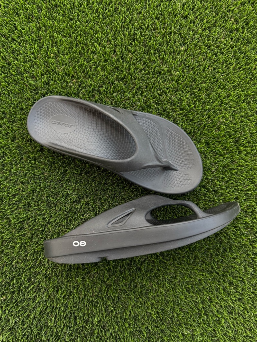 OOFOS Black Men's Recovery Flip Flops